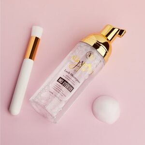 Lash Shampoo with Gold Accents
